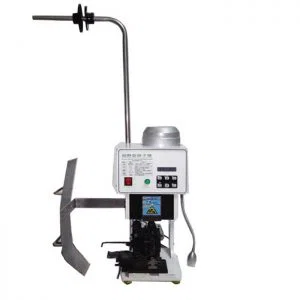  Zacisnę zacisk AC do kabla, żeby zrobić gniazdko ogońca.