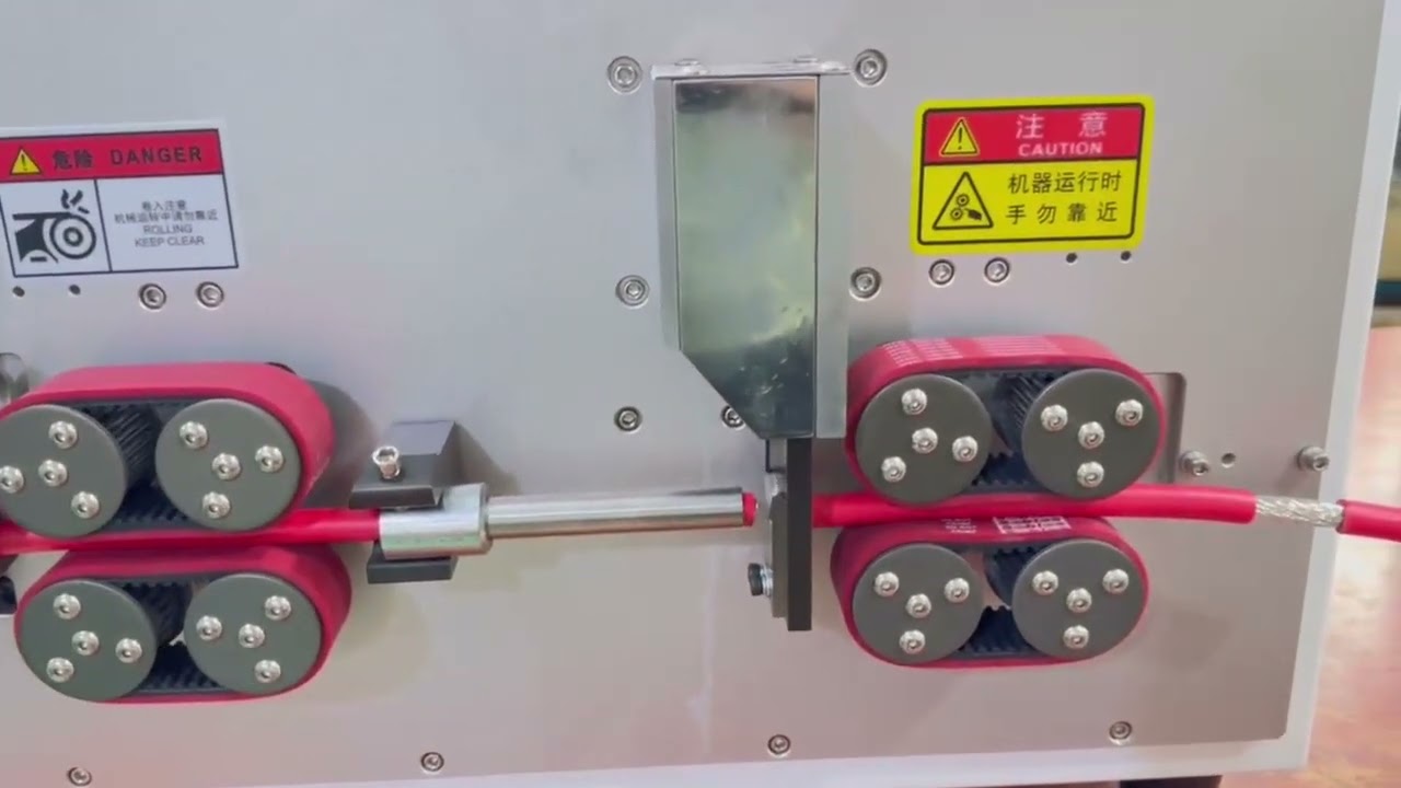 W pełni automatyczna maszyna do cięcia i zdejmowania izolacji przewodów – rzeczywiste ujęcie, obsługa przewodów do 35 mm²