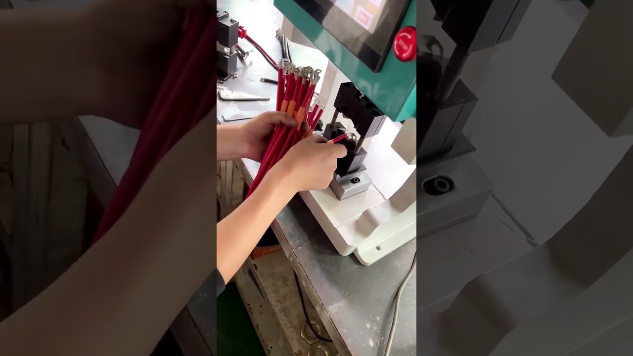 Forma do zaciskania terminali giętych pod kątem 90° | Maszyna do obróbki przewodów #maszyna #fabryka