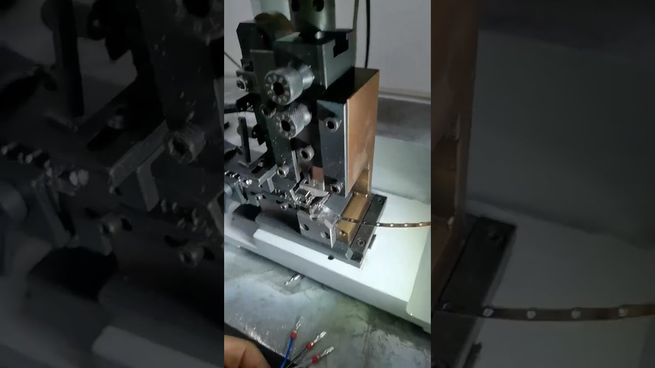 Realne ujęcie: Wkładanie wodoodpornej wtyczki i zaciskanie końcówek – maszyna produkcyjna #fabryka #automatyzacja
