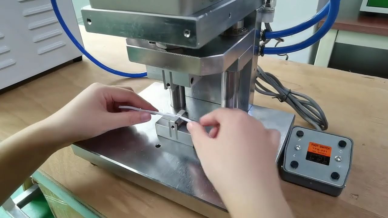 Półautomatyczna maszyna do zdejmowania izolacji ze środkowej części przewodu – precyzyjne usuwanie izolacji
