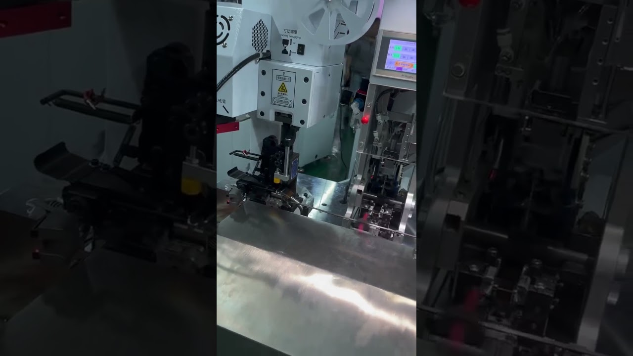 W pełni automatyczna dwugłowicowa zaciskarka do kabli z wkładaniem wtyczek wodoodpornych – rzeczywiste ujęcie